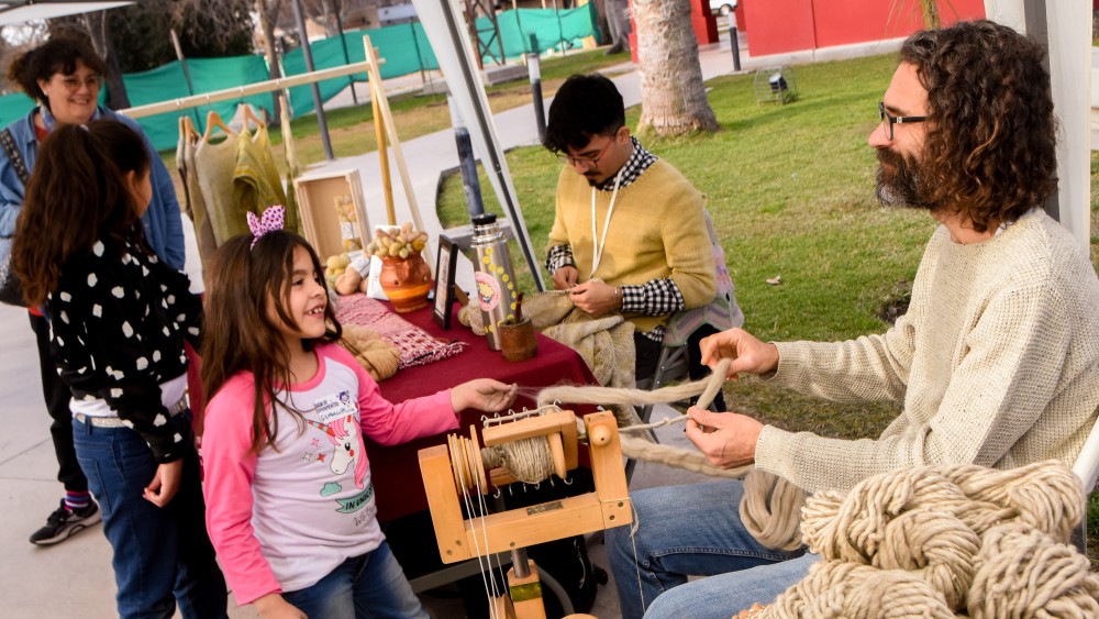 El Mercado Artesanal invita a aprender nuevos oficios